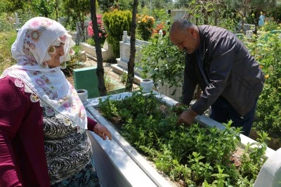 Arefe g&uuml;n&uuml;nde mezarlıklarda yoğunluk yaşandı