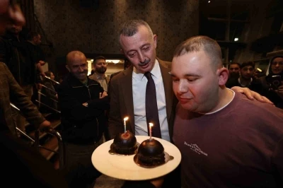 Arif&rsquo;e iftar sofrasında s&uuml;rpriz doğum g&uuml;n&uuml;
