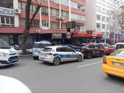 Arkadaşını bıçaklayıp atladı