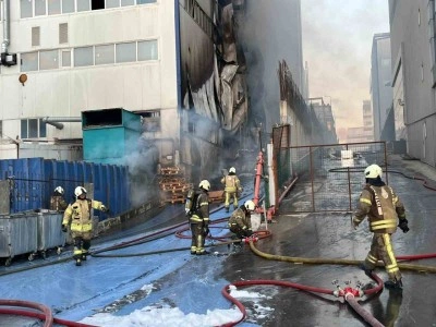 3 katlı fabrikada yangın paniği sürüyor