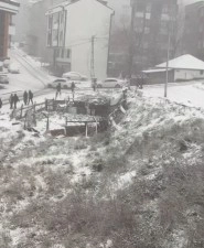 Arnavutköy’de yokuş aşağı kayarak inen araç vatandaşa çarptı