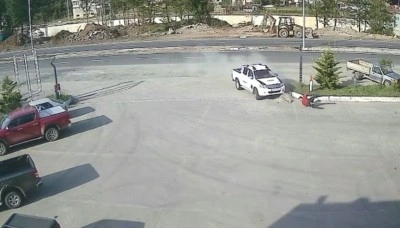 Artvin&rsquo;de akaryakıt istasyonu &ccedil;alışanına kamyonet &ccedil;arptı