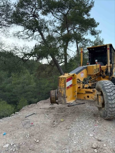 Aşırı basın&ccedil;la fırlayan lastiğin &ccedil;arptığı kadın u&ccedil;urumdan d&uuml;şerek hayatını kaybetti