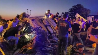 Aşırı Hız Sonucu Kontrolden Çıkan Otomobil Ağaca Çarptı