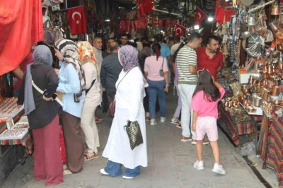 Aşırı sıcağa rağmen turist akınına uğruyor