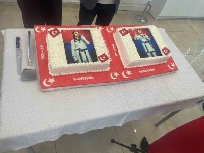 ASKİ Spor Kul&uuml;b&uuml;, d&uuml;nya şampiyonu sporcular i&ccedil;in kutlama pastası kesti