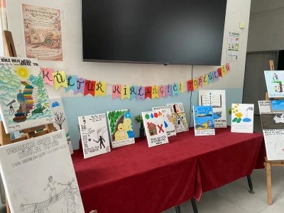 Atas&ouml;zleri ve deyimler hayal g&uuml;c&uuml;yle tuvale yansıtıldı