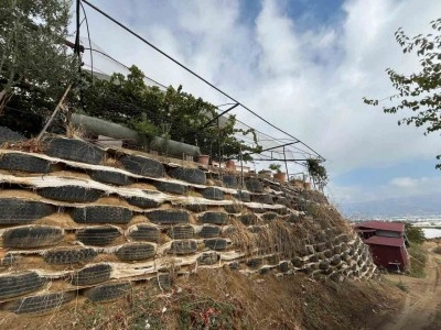 Atık lastiklerle kale gibi duvar ördü