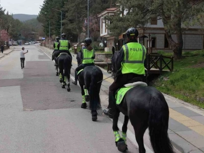 Atlı Polis ekiplerine Kızılcahamam&rsquo;da yoğun ilgi