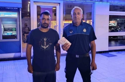 ATM&rsquo;de bulduğu parayı zabıtaya teslim etti