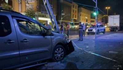 Avcılar'da Elektrik Direğine Çarpan Araçta 3 Yaralı