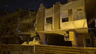 Avcılar’da kentsel dönüşüm kapsamında yıkımına başlanan bina böyle çöktü