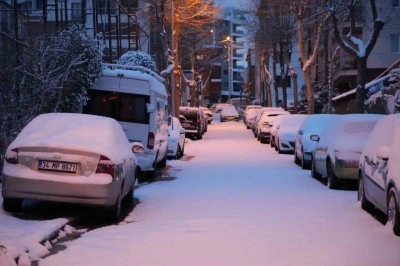 Avcılar’da yoğun yağışın ardından vatandaşlar, karla kaplanan arabalarını temizledi