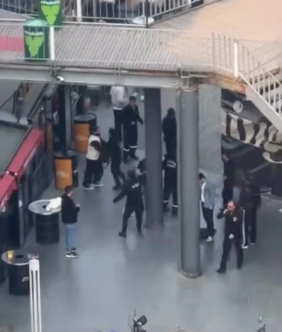 AVM&rsquo;de iki grup arasında kavga: G&uuml;venlik m&uuml;dahale etti