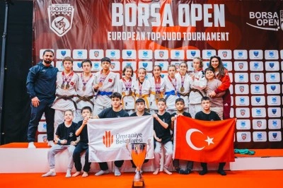 Avrupa&rsquo;da zirveye adım: &Uuml;mraniye judoda kupayı kaldırdı