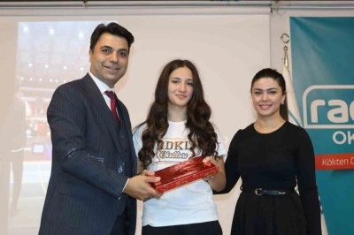 Avrupa&rsquo;nın zirvesi, 15 yaşındaki Esmira&rsquo;nın