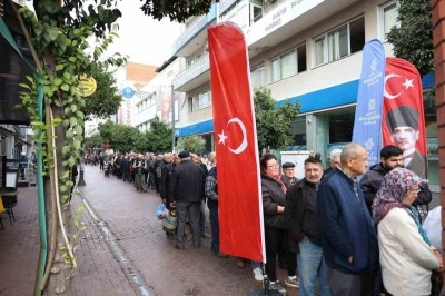 Aydın B&uuml;y&uuml;kşehir, binlerce fideyi Nazilli&rsquo;de vatandaşlara dağıttı