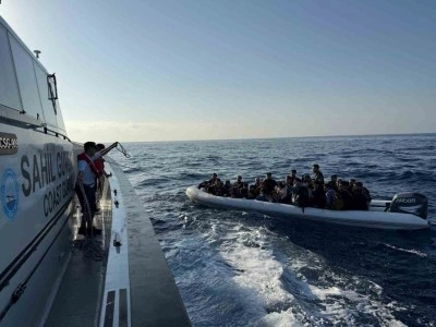 28 düzensiz göçmen ve 1 göçmen kaçakçısı yakalandı