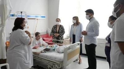 Aydın&rsquo;da tedavi g&ouml;ren minik hastalara moral oldular