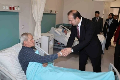 Sağlık M&uuml;d&uuml;r&uuml; Hastanenin ilk yatan hastaları ile bir araya geldi