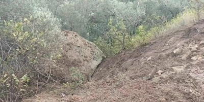 Ayvacık&rsquo;ta d&uuml;şen kaya par&ccedil;ası toprak kaymasına sebep oldu