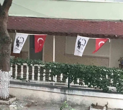 Ayvalık-Sarımsaklı&rsquo;da Atat&uuml;rk ve Cumhuriyet sevgisi sokağa taşıyor