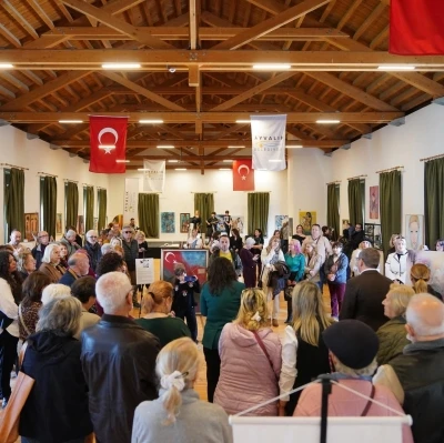 Ayvalık&rsquo;ta "Kadın g&ouml;z&uuml;yle bir renkte diren&ccedil;" sergisi a&ccedil;ıldı