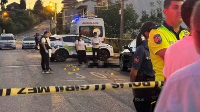 Baba ve oğlu sokak ortasında &ouml;ld&uuml;r&uuml;ld&uuml;