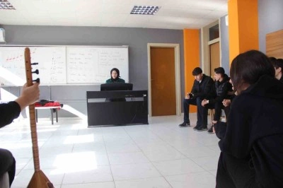 &Ouml;ğretmen olup &ouml;ğrencileri hayallerine kavuşturuyor