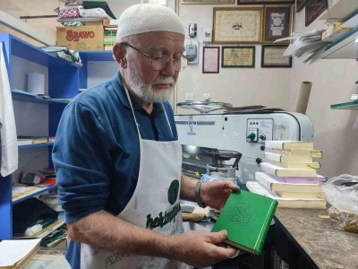 Babasından devraldığı ciltçiliği sürdürüyor