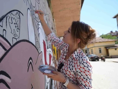 Babasının fabrikasının duvarlarında başladığı sanatı &ccedil;ocuklar i&ccedil;in sokağa taşıdı