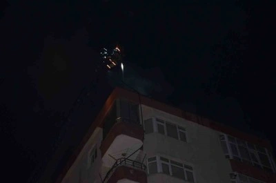 Bafra’da 7 katlı binanın çatısında yangın
