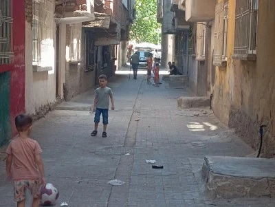 Bağlar&rsquo;da değişen hayat: Sessiz sokaklar &ccedil;ocuk sesleriyle doldu