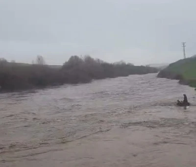 Bağlar&rsquo;da Eğertutmaz Deresi Taştı: Aşırı Yağışlar Dereyi Coşturdu