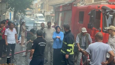 Bağlar'da Ev Yangını Paniği: Dumanlar Caddeleri Kapladı!