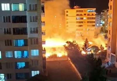 Bağlar&rsquo;da Geceyi Aydınlatan Yangın Paniği