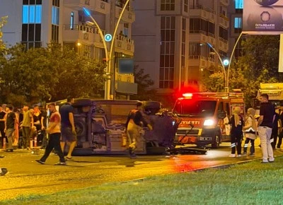 Bağlar&rsquo;da iki otomobil &ccedil;arpıştı: 3 kişi yaralandı