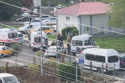 Minib&uuml;s ile Ticari Ara&ccedil; &Ccedil;arpıştı: 3 Yaralı