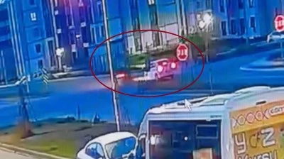 Bağlar&rsquo;da: Motosiklet S&uuml;r&uuml;c&uuml;s&uuml; &Ccedil;arpmanın Etkisiyle Metrelerce Savruldu