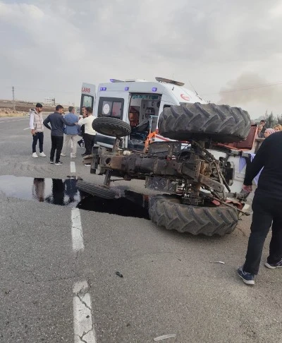 Bağlar’da Otomobil ile Traktör Çarpıştı: 1 Kişi Yaralandı