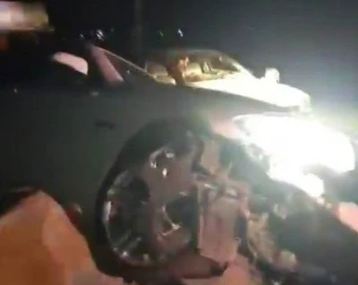 Bağlar&rsquo;da Otomobil Kaya Par&ccedil;alarına &Ccedil;arptı: 1 Yaralı