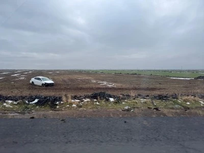 Bağlar&rsquo;da Otomobil Tarlaya U&ccedil;tu