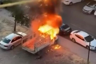 Bağlar'da Park Halindeki Kamyonet Alevlere Teslim Oldu