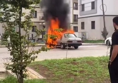 Bağlar’da Park Halindeki Otomobil Alevlere Teslim Oldu