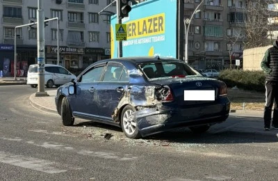 Bağlar’da Trafik Kazası: Araç Refüje Çarptı
