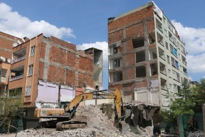 Bağlar&rsquo;da Yan apartmanda hasar iddiası