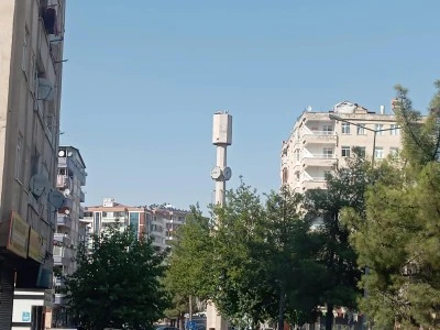 Bağlar&rsquo;daki Saatli Kavşak bakımsız g&ouml;r&uuml;nt&uuml;s&uuml;yle tepki &ccedil;ekiyor