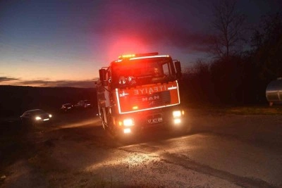 Bah&ccedil;ede plastik kablo yaktı, ekipleri harekete ge&ccedil;irdi