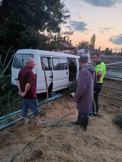 Bah&ccedil;eden i&ccedil;eri girip alev alan minib&uuml;s&uuml; ev sahipleri musluk hortumuyla s&ouml;nd&uuml;rd&uuml;