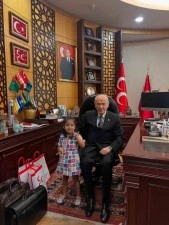 Minik Hilal Devlet Dedesi’nin elini öptü